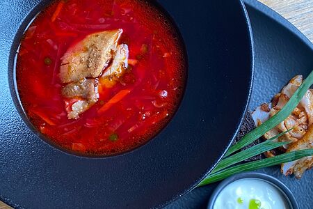 Борщ с томленым ребром, салом и бородинскими гренками