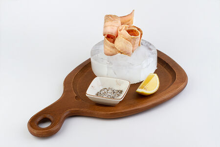 Строганина из стерляди со смесью соли и перца