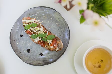 Брускетта с томатами и запеченным перцем