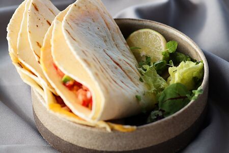 Тортилья с курицей и овощами сальса