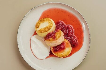 Сырники с вареньем и сметаной