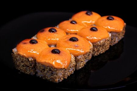 Запеченный острый ролл с лососем