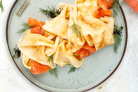 Блины с лососем и нежной креметтой