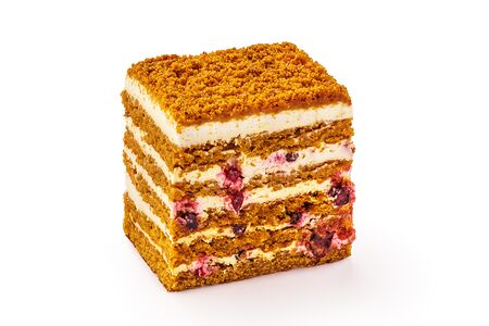 Торт медовый с брусникой