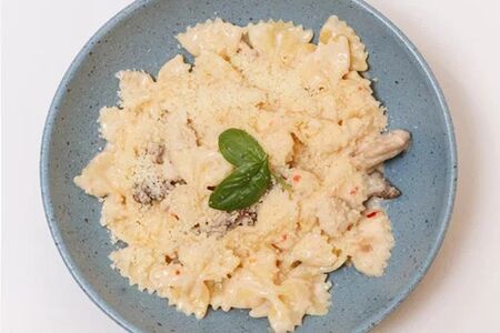 Фарфалле в сливочном соусе с курицей и грибами