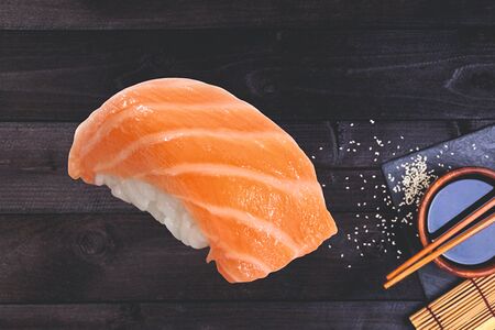 Суши с лососем