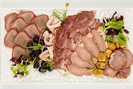 Доска мясных деликатесов с оливками, микс-салатом и солёными лимонами