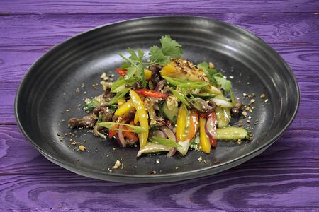 Азиатский салат с говядиной