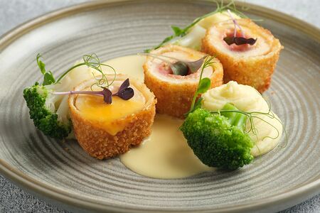 Кордон Блю с картофельным пюре и овощами с соусом Фойо