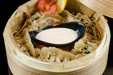 Гёдза с креветкой и свининой на пару