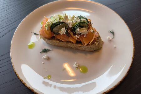 Брускетта с лососем