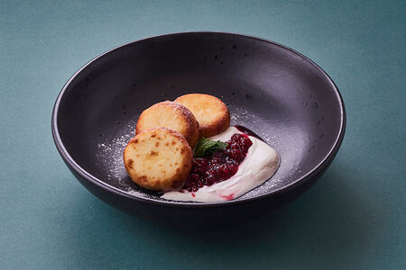 Сырники с малиновым вареньем и сметаной