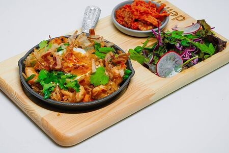 Жареный рис с креветками