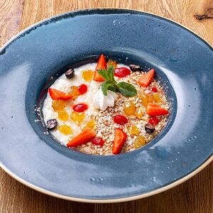 Каша овсяная с фруктами и орехами
