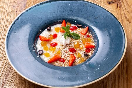 Каша овсяная с фруктами и орехами