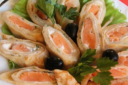 Рулетики блинные со слабосоленой семгой