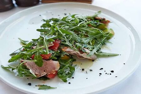 Салат с уткой и соусом тоннато