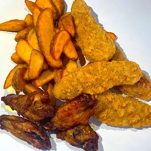 Комбо-набор с картофельными дольками, стрипсами и куриными крыльями