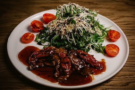 Руккола с говяжьей вырезкой