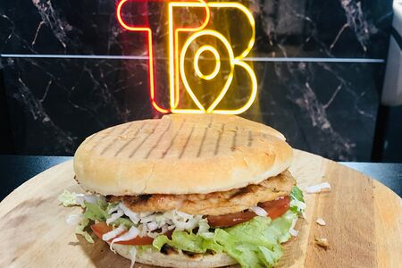 Бургер с куриной котлетой