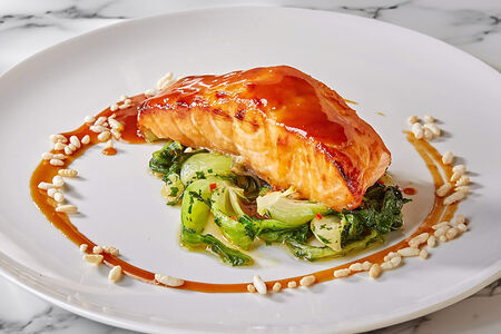 Лосось в мисо-соусе с пак-чой