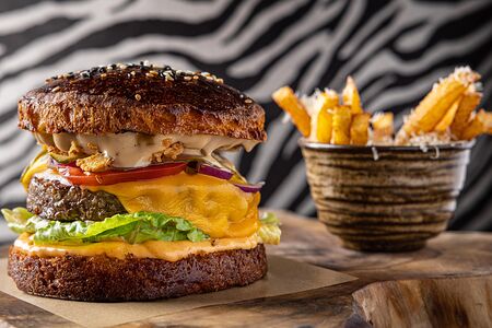 Бургер с котлетой из страуса