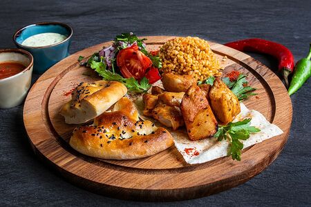 Мини-шашлык из курицы с гарниром