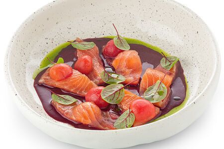 Лосось слабой соли со свекольным кремом