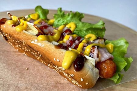 Хот-дог с беконом