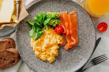 Скрэмбл с лососем и авокадо смэш