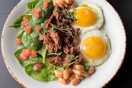 Английский завтрак с рваной говядиной и булочкой сконы