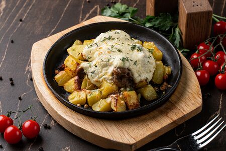 Горячая сковородка с картофелем и свининой