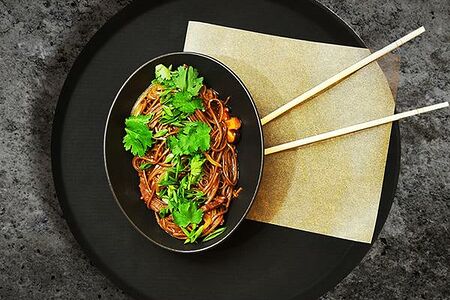 Гречневая соба с говядиной, шиитаке в соусе пад-тай