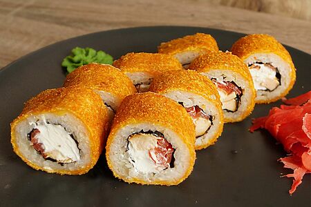 Горячий ролл с сыром и курицей