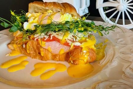 Круассан с ветчиной из индейки и яйцом пашот