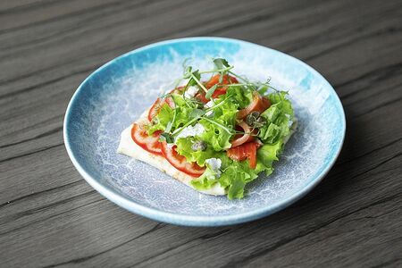 Блин со слабосоленым лососем и творожным сыром