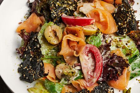 Салат со слабосолёным лососем