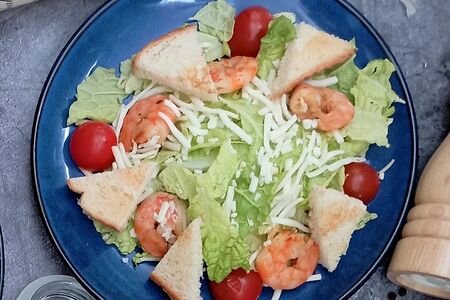 Салат Цезарь с креветками