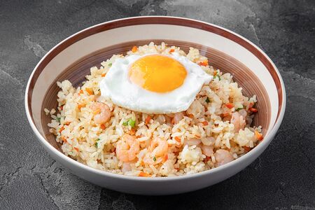 Жареный рис с креветками