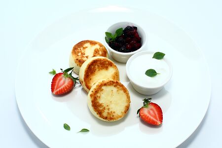 Сырники со сметаной и джемом