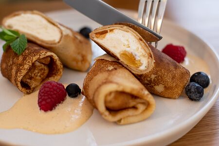 Блинчики с творогом и соусом сгущенка