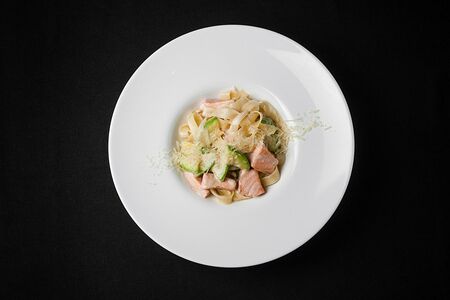 Феттуччине с лососем и цукини