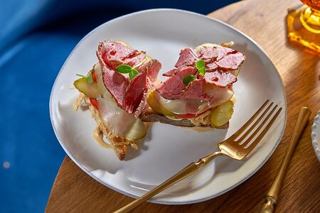 Брускетта с пряными пастрами