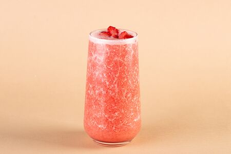 Розовый с клубникой и бананом