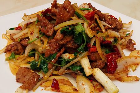 Жареная говядина с тмином и луком