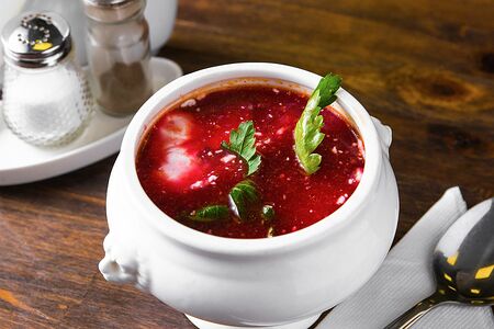 Борщ Питерский со сметаной, салом и гренками