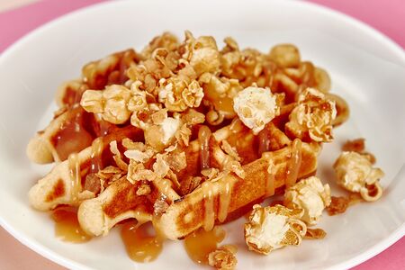 Вафля с карамельным попкорном