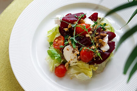 Салат с запеченной свеклой и творожным сыром