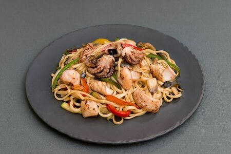 Жареная лапша Якисоба с морепродуктами