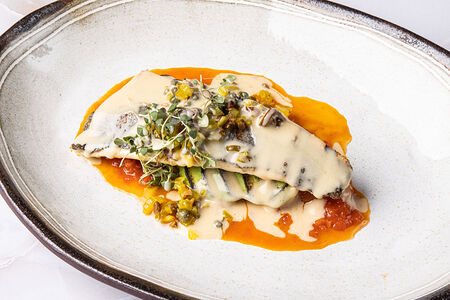 Филе сибаса с авокадо, томатами и соусом мисо